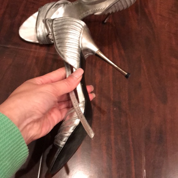 Guess barely worn heels - Picture 3 of 4